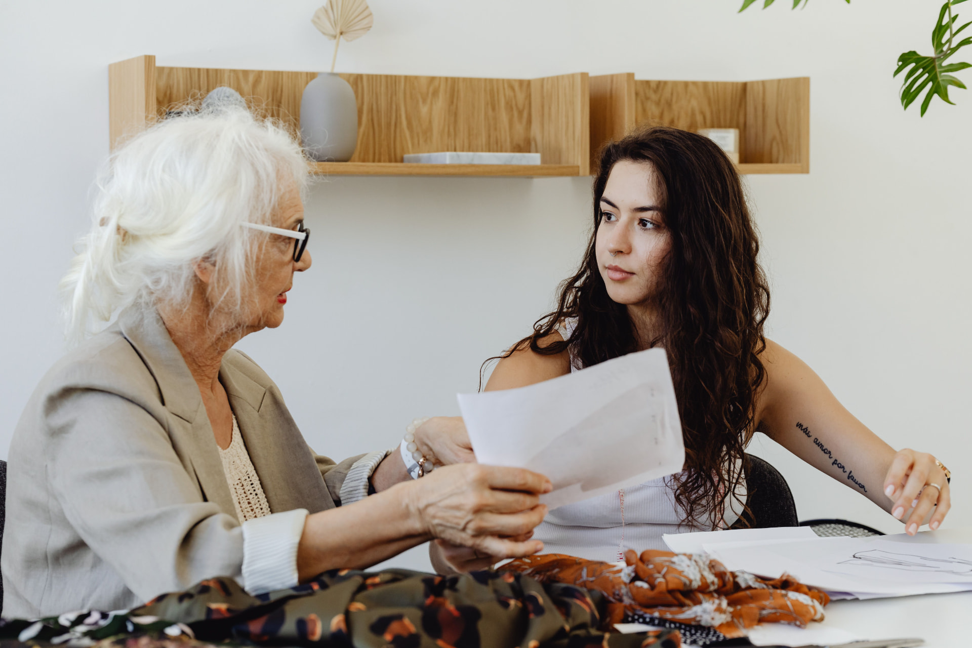 A surrogate reviewing her application paperwork with a coordinator